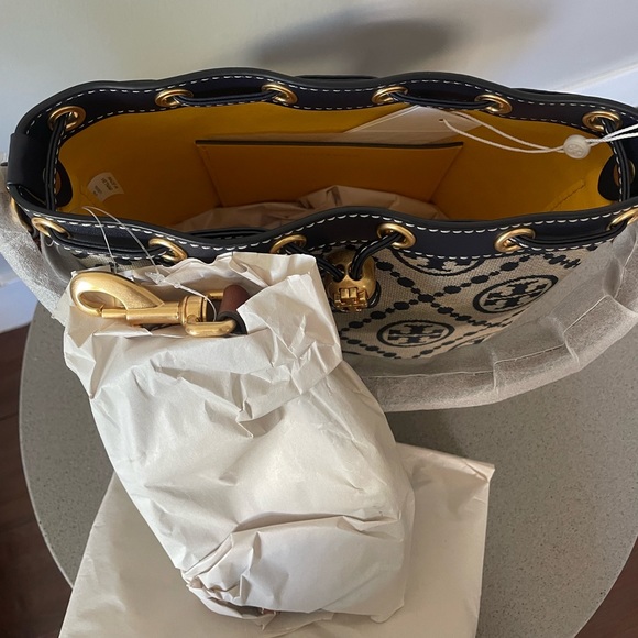 NWT - Tory Burch T Monogram Bucket Bag - Picture 4 of 9